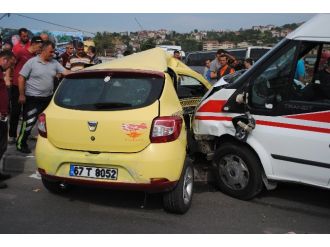 Kaza Yapan Sağlıkçılar Yaralıların Yanına Koştu