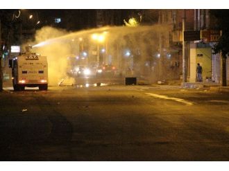 Diyarbakır’da Göstericiler Caddeyi Trafiğe Kapattınca Polis Anında Müdahalede Bulundu