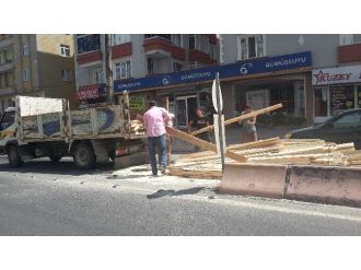 Kamyonun Kasasından Dökülen Keresteler Tehlike Saçtı