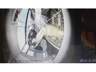 Çekirdek Çitleyerek Otobüsten Telefonu Çaldı