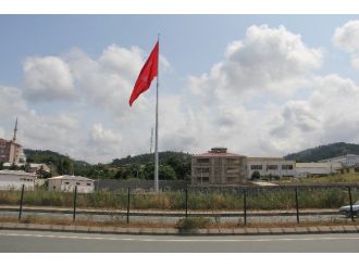 Şehitler İçin Trabzon Osb’de Türk Bayrağı Dikildi