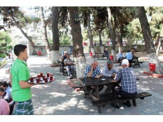 Rüstem Paşa Çay Bahçesi Tekirdağ’da Yaşlılarına Sahip Çıkıyor