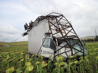 Önce Çarptı Sonra Koca Direği Yerinden Söktü