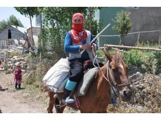 Muş’ta Kadınlar At Sırtında Beriye Gidiyor
