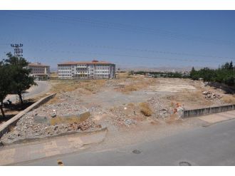 Tekel Barakalarının Molozları Tehlike Saçıyor