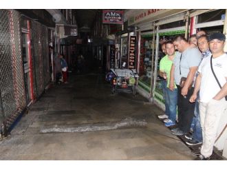 Şiddetli Yağmur Esnaf Ve Pazarcıları Vurdu