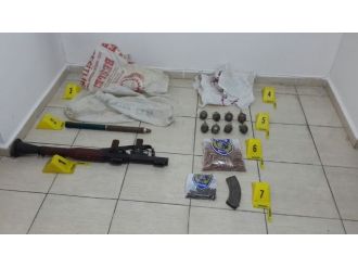 1 Roket, 8 El Bombası Ve Çok Sayıda Malzeme !