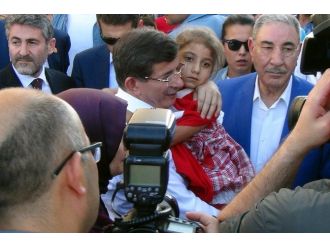 Başbakan Davutoğlu’nun Çocuk Sevgisi