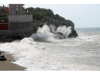 Dalgalar Kıyıyı Dövdü