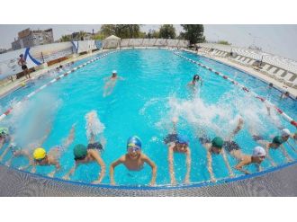 Bayraklı Yüzme Hocalarıyla Da Farklı