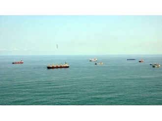 Yük Gemileri Limanda Günlerdir Sıra Bekliyor