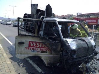 Kamyonet Alevlere Teslim Oldu