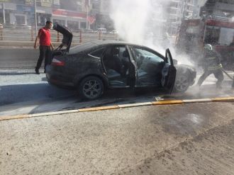 Diyarbakır’da Seyir Halindeki Otomobil Alev Aldı