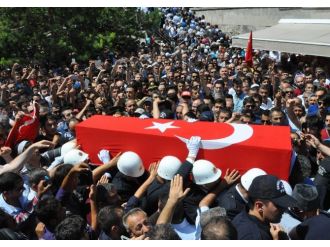 On Binler Şehidini Tekbirlerle Uğurladı
