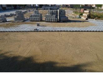 Yenikent’te Okulların Bahçesi Parke Taşlarla Döşeniyor