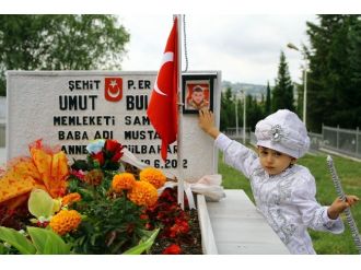 Sünnet Elbisesiyle Babasının Mezarını Ziyaret Etti