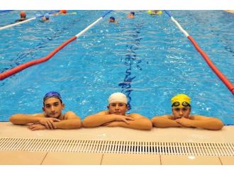 Mamaklılar Serinlemek İçin Havuza Koştu