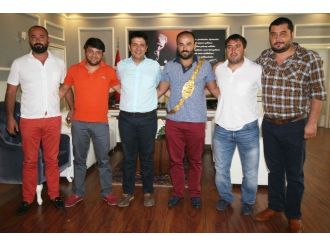 Başpehlivan Okulu, Altın Kemeriyle Başkan Genç’i Ziyaret Etti