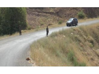 Pkk Ve Tikko’lu Teröristlerin Yol Kesme Anı Kamerada