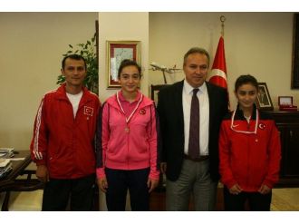 Vali Avrupa Şampiyonu Halterci Kızları Ödüllendirdi