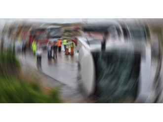 Otobüs İle Kamyonet Çarpıştı: 1 Ölü, 3 Yaralı