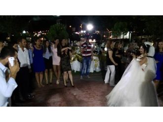 Gazeteci Gelin Düğününde De Fotoğraf Makinesini Bırakmadı