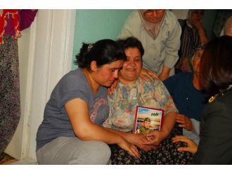 Şehit Annesi Oğlunun Fotoğrafıyla Ağıt Yaktı