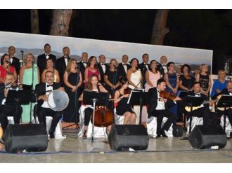 Ayvalık’ta Tsm Konseri Ayakta Alkışlandı