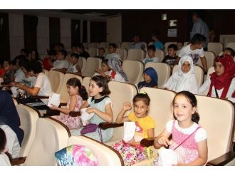 Akyazı’da Kur’an Kursu Öğrencilerine Ücretsiz Sinema Gösterimi Başladı