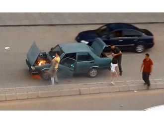 Otomobil Kırmızı Işıkta Alev Aldı
