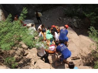 Fethiye’de Kayalıklara Düşen Tatilciyi Umke Ekipleri Kurtardı