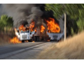 Pkk’lılar Üst Bölgeye Malzeme Götüren Araçları Yaktı