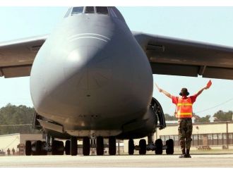 İncirlik Hava Üssü’ne Kargo Uçağı Yağıyor