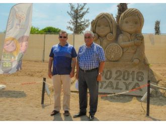 Vali Türker, Kum Heykeller Sergisini Gezdi