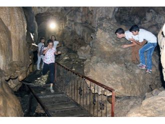 Altı Mağara, Üstü Güreş Alanı