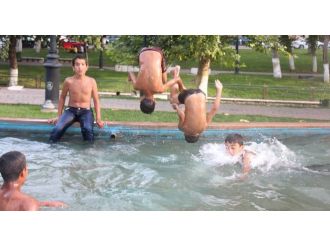 Süs Havuzuna Giren Çocuk Elektriğe Kapılıp Öldü!