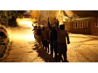 Göstericiler Cezaevine Bomba Attı!