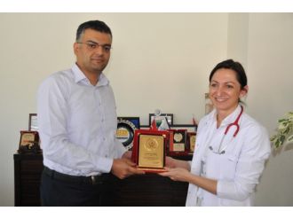 Müdür Ekinci’den Dr. Okulu’ya Plaket
