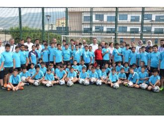 Gemlik Belediyesi’nden Geleceğin Futbolcularına Malzeme Desteği