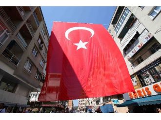 Bayraklı Kırmızı-beyaza Büründü