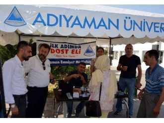 Polislerden Üniversiteye Kayıt İçin Gelen Öğrencilere Dost Eli