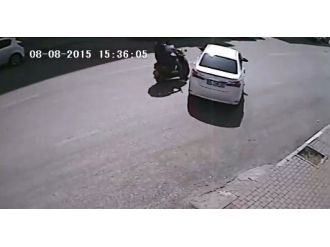 Motosiklet ’U’ Dönüşü Yapmak İsteyen Otomobile Çarptı