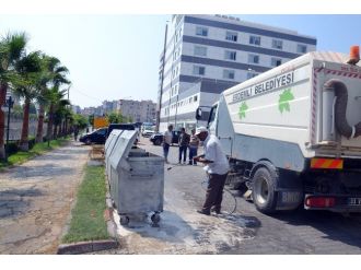 Erdemili’de Çöp Konteynerleri Dezenfekte Ediliyor