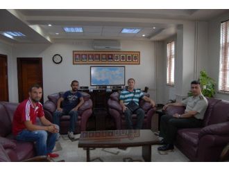 Gazetecilerden Komutana Ziyaret