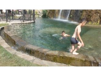 Sıcak Havadan Bunalan Çocuklar Süs Havuzlarında Serinledi
