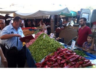 Foça’da Zabıta Ekipleri Pazar Yerinde Denetime Çıktı