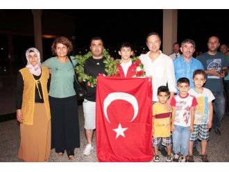 Avrupa Şampiyonu Davul Zurnayla Karşılandı