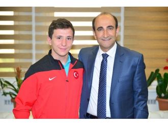 Avrupa Halterine ‘Yıldırım’ Damgası