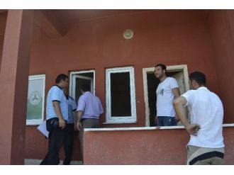 Futbol Sahasındaki Soyunma Odalarının Kapıları Ve Camları Kırıldı