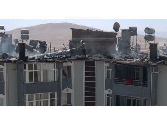 Elazığ’da 7 Katlı Binanın Çatısı Tamamen Yandı